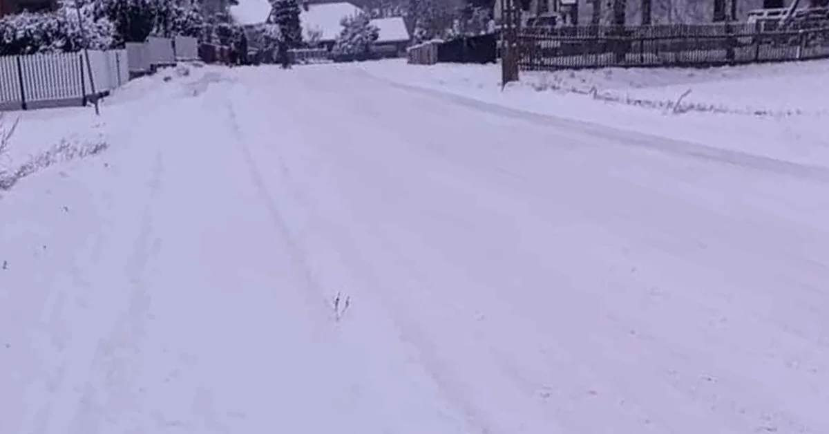 Uwaga kierowcy. Ślisko, korki przy wjeździe do Mielca i utrudnienia po opadach śniegu