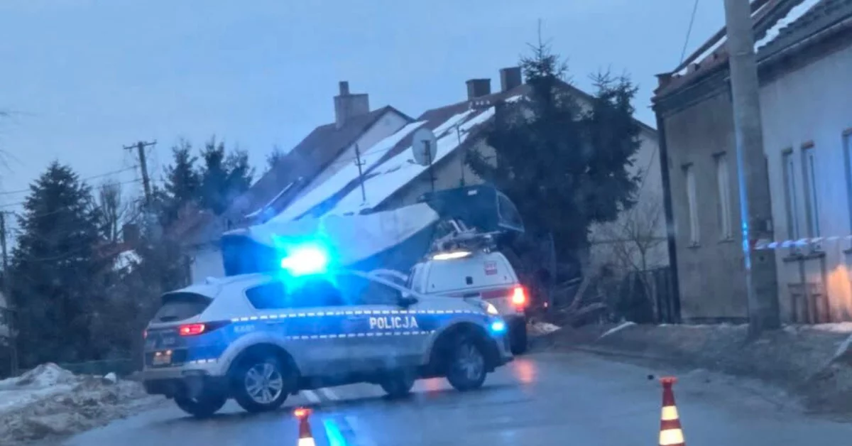 Auto uderzyło w słup energetyczny. Utrudnienia w Radomyślu