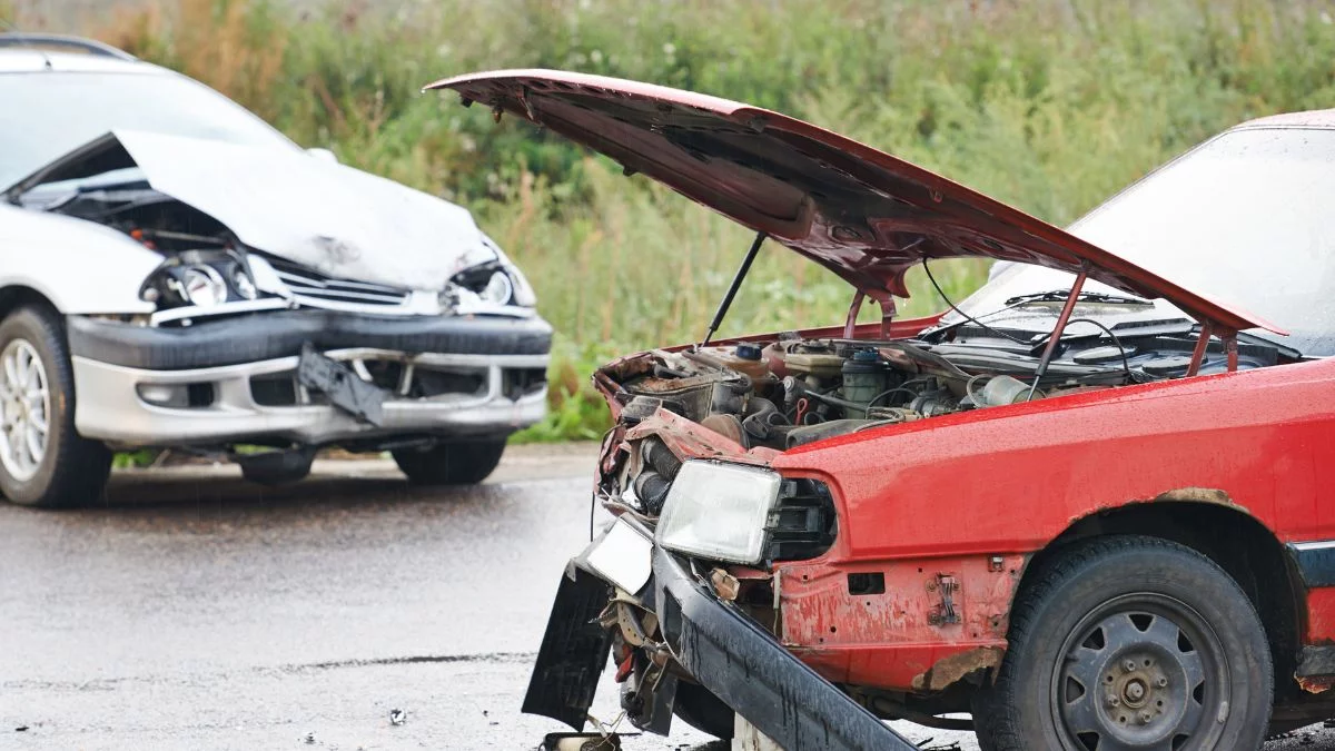 Seria wypadków w Mielcu i okolicach. Motocyklista uderzył w drzewo, auta zderzały się na skrzyżowaniach