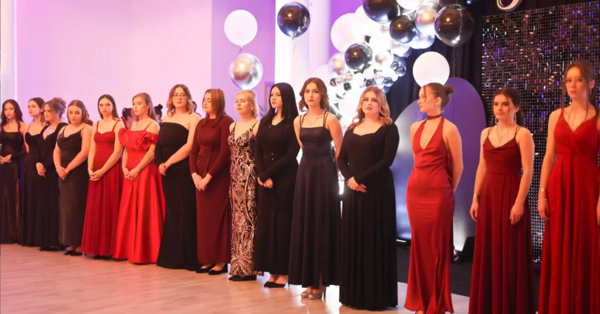 Ruszył sezon studniówek. Jak kiedyś bawiła się młodzież z Mielca? [ZDJĘCIA]