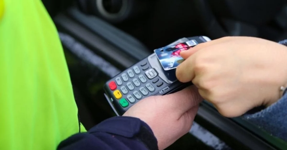 Mandat? Zapłać terminalem na miejscu. Program płatności bezgotówkowych przedłużony