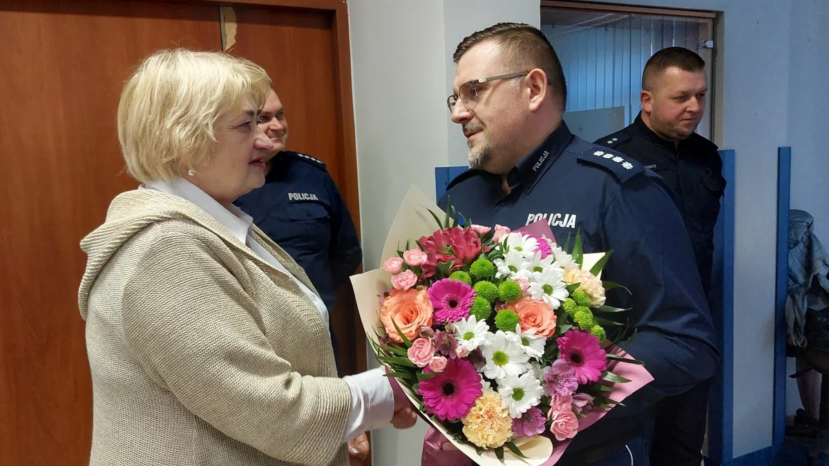 Policjanci z Kolbuszowej pożegnali wieloletnią pracownicę. Pani Zofia przeszła na zasłużoną emeryturę