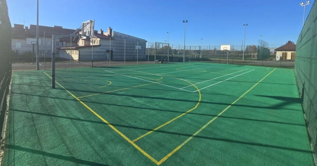 Nowe boisko w Niwiskach już gotowe. Co zmieniło się po modernizacji? [ZDJĘCIA]