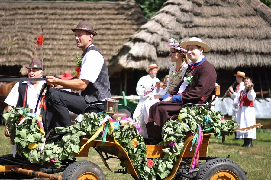 Skansen w Kolbuszowej i wyjątkowe "Wesele" przed nami. Co jeszcze oferuje muzeum na wakacje i nie tylko?