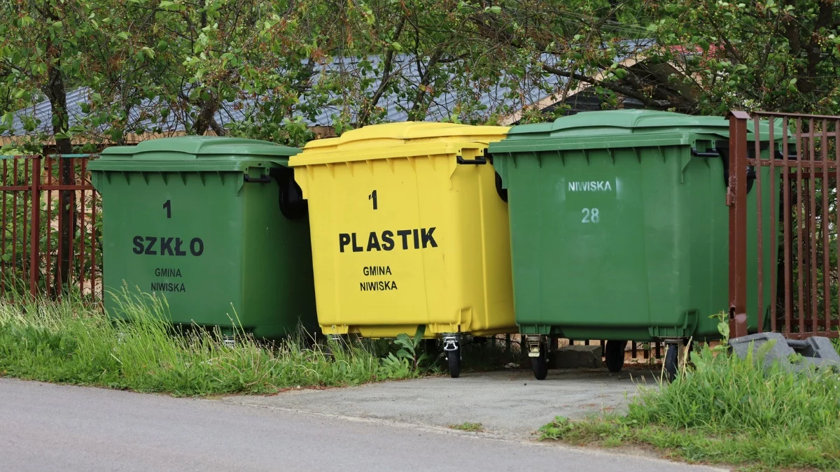 Wyższe opłaty za śmieci w gminie Niwiska faktem. Uchwała podjęta po burzliwej dyskusji