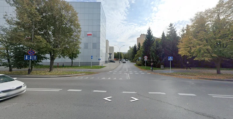 Obrazek do pytania - Jak nazywa się ta ulica przed nami, wzdłuż szpitala?