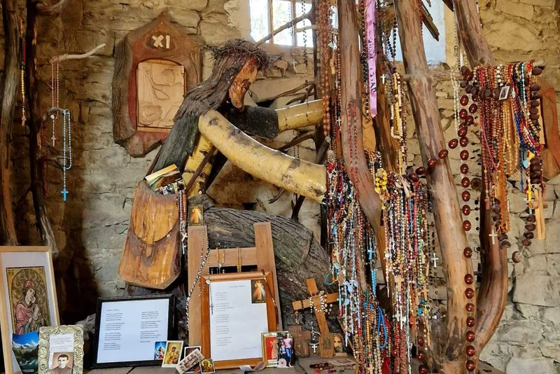 Obrazek do pytania - Ta, bardzo charakterystyczna rzeźba znajduje się w jeden z bieszczadzkich cerkwi. W której?
