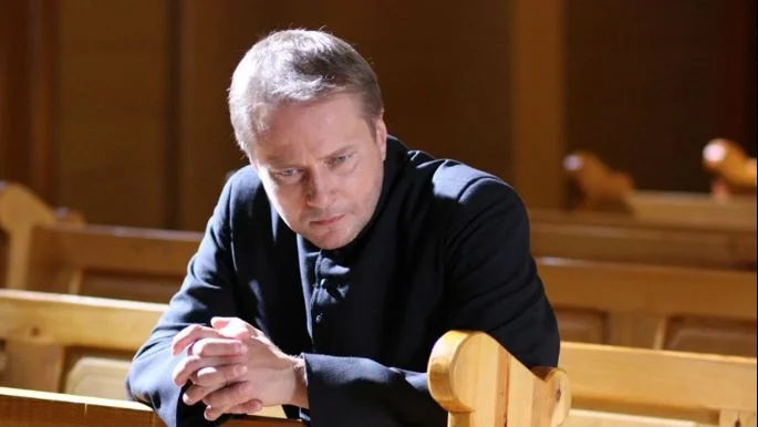 Obrazek do pytania - W którym roku swoją premierę miał serial "Ojciec Mateusz"?