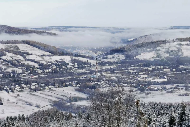 Obrazek do pytania - Tę panoramę zobaczymy z Holicy. A widzimy na niej: