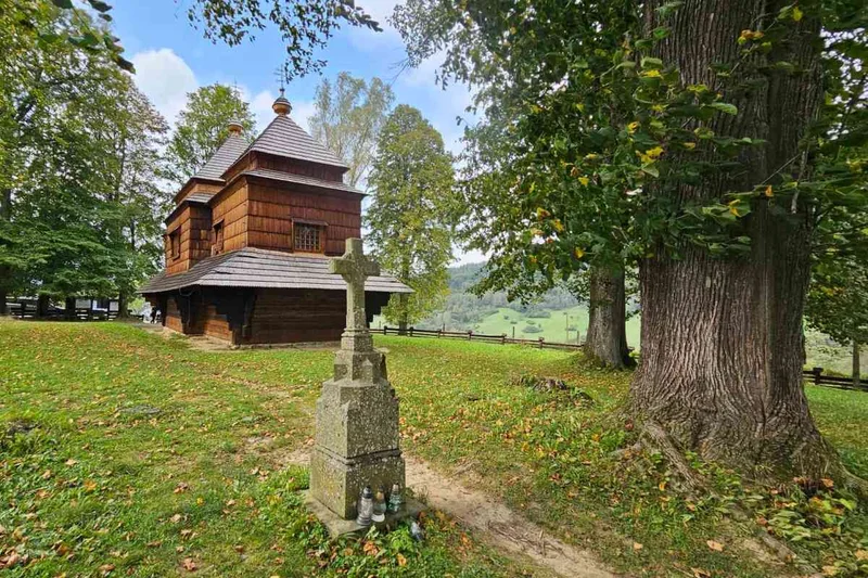Obrazek do pytania - Która z bieszczadzkich cerkwi, będących cichym świadkiem historii wysiedlenia mieszkańców, zyskała międzynarodowe uznanie poprzez wpis na Listę Światowego Dziedzictwa UNESCO w 2013 r.?