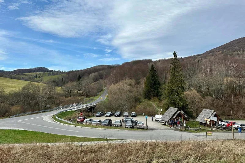 Obrazek do pytania - Z tego miejsca prowadzi m.in szlak na Połoninę Wetlińską. Parking znajduje się: