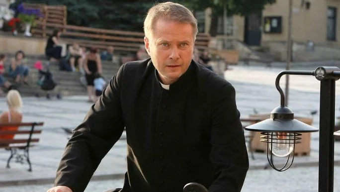 Obrazek do pytania - Skąd na samym początku serialu wraca Ojciec Mateusz?