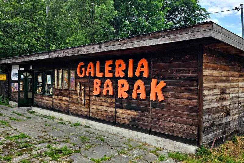 Obrazek do pytania - Galeria Barak, w której można kupić rękodzieło bieszczadzkich artystów znajduje się: