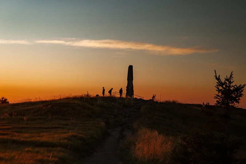 Obrazek do pytania - Na zdjęciu widzimy tzw. "obelisk geodetów". Przemierzając bieszczadzkie szczyty przechodzimy obok niego na: