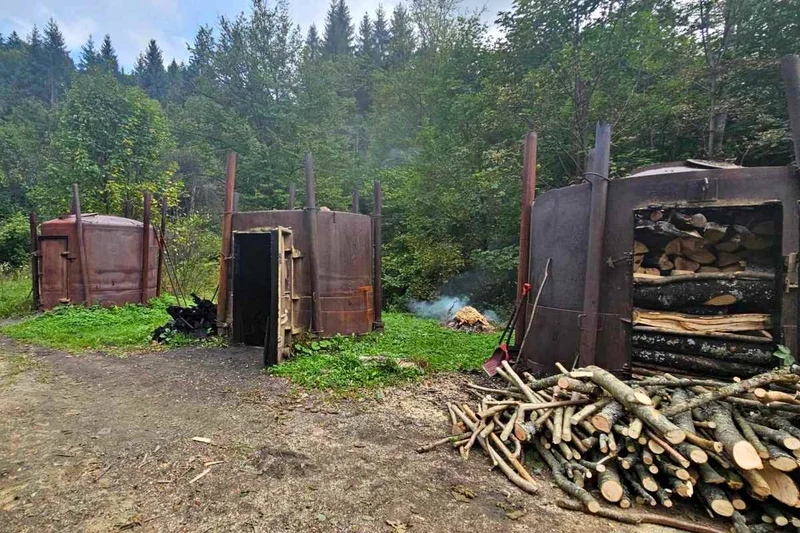 Obrazek do pytania - Duży, stalowy piec służący do wypalania węgla drzewnego to: