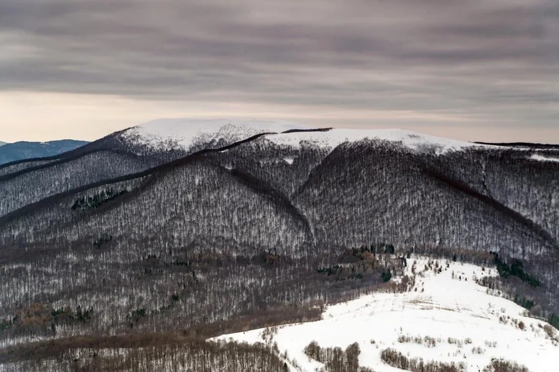 Obrazek do pytania - Na zdjęciu zimowy widok na Wielką i Małą Rawką. A taką panoramę zobaczymy z: