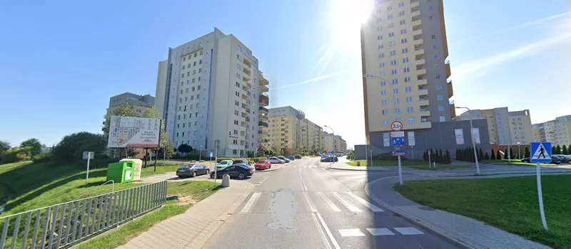 Obrazek do pytania - Teraz powinno być łatwiej. Na jakim osiedlu jesteśmy i co to za ulica wzdłuż niego?