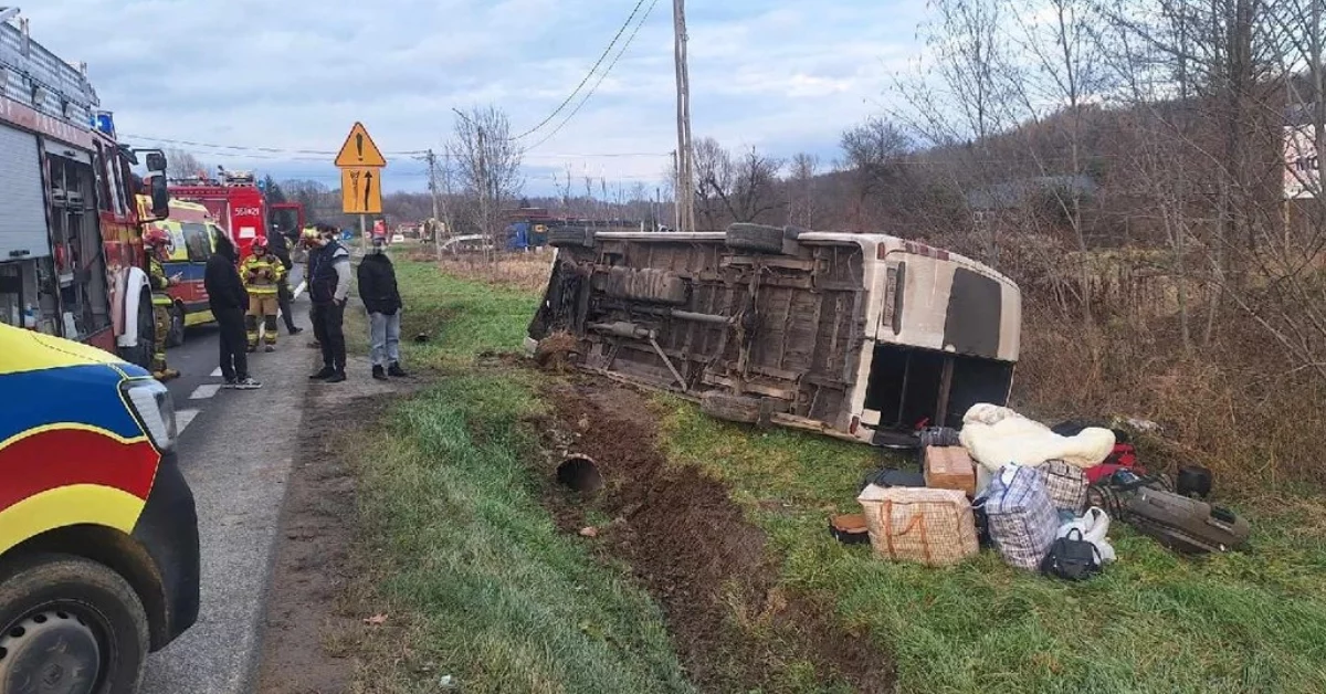 Bus z pasażerami wjechał do rowu na DK19. Obywatelka Mołdawii trafiła do szpitala [ZDJĘCIA]