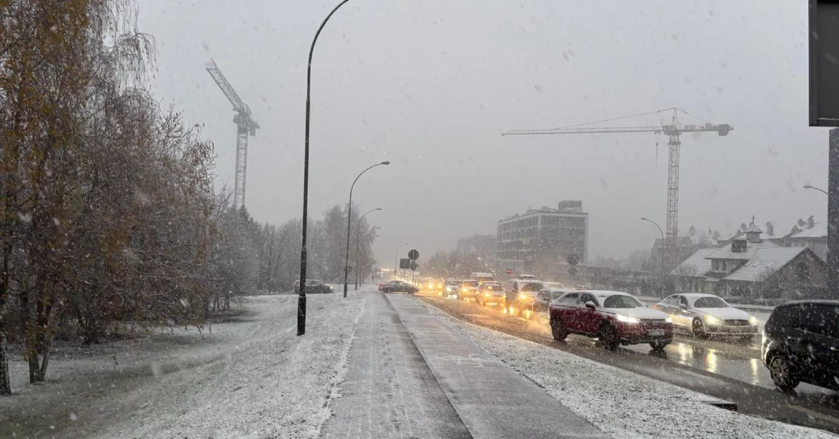 Pierwszy śnieg w Rzeszowie. Spore utrudnienia w mieście i w regionie [ZDJĘCIA]