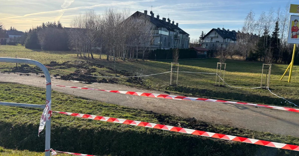 Tragiczny krajobraz po wypadku na rondzie Kuronia w Rzeszowie. Tak wygląda to miejsce [ZDJĘCIA]