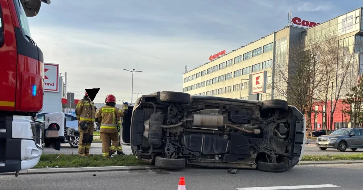 Lexus przez kilka godzin leżał na boku na alei Rejtana w Rzeszowie. Wiemy jak doszło do tego wypadku [ZDJĘCIA]