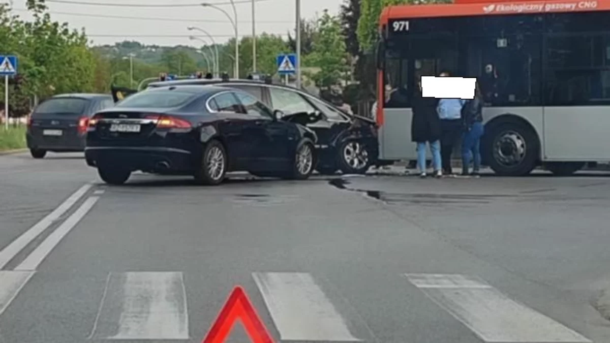 Wypadek z udziałem autobusu i dwóch osobówek. Utrudnienia na alei Krzyżanowskiego w Rzeszowie [ZDJĘCIA]