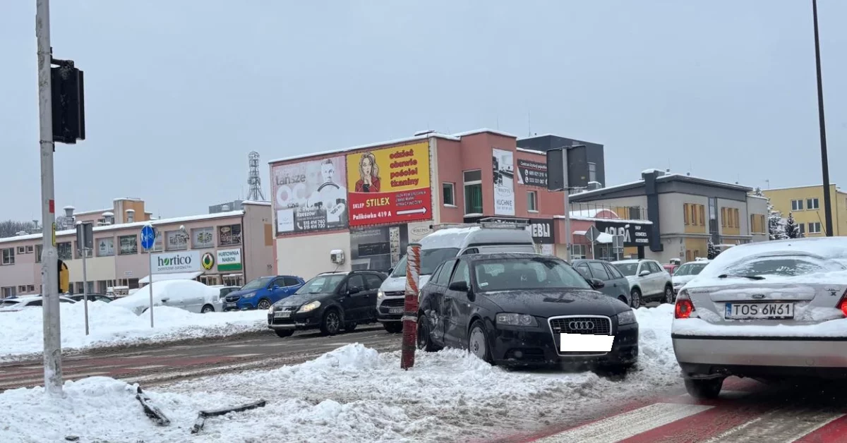 Wypadek na alei Rejtana w Rzeszowie. Kierowca audi zignorował czerwone światło