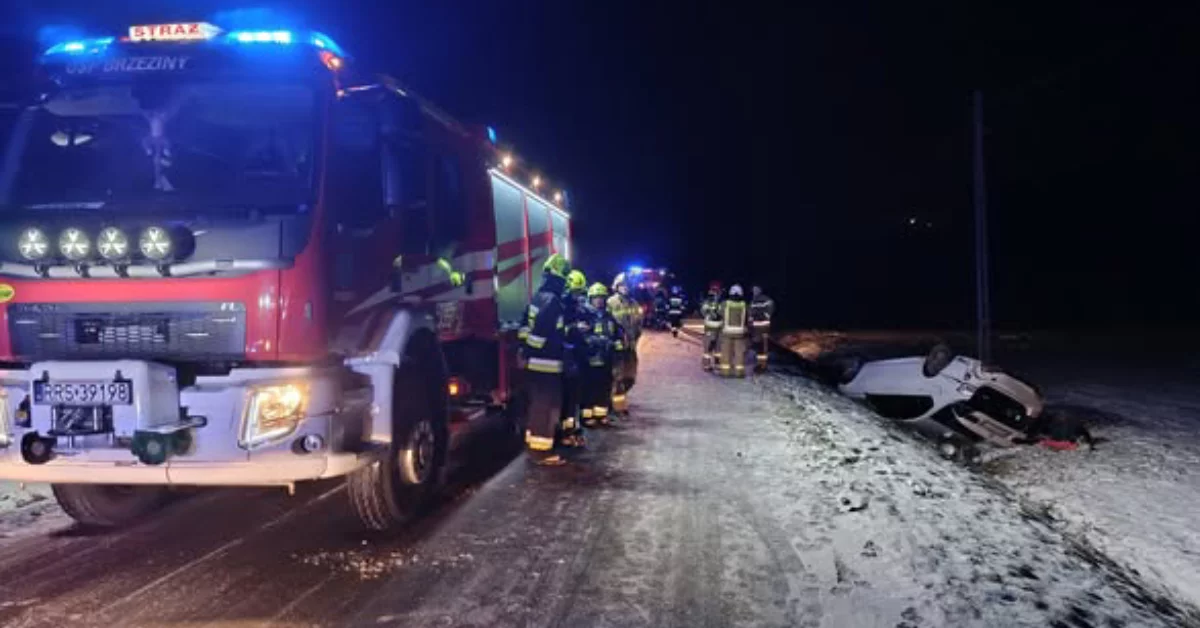 Kompletnie pijany 30-latek w BMW wjechał do rowu i dachował