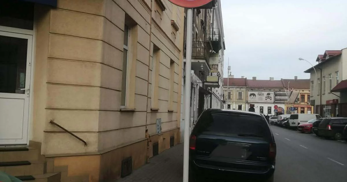 Koniec z chaosem samochodowym na Żeromskiego w Rzeszowie. Pojawił się nowy znak.