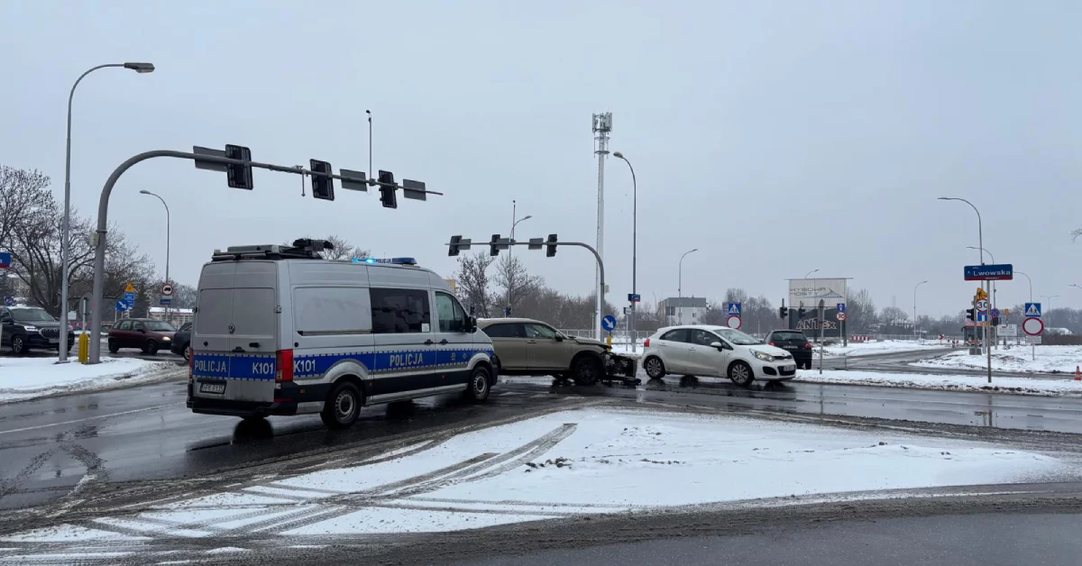 Wypadek dwóch samochodów w Rzeszowie - spore utrudnienia na skrzyżowaniu alei Rejtana i ulicy Lwowskiej [ZDJĘCIA]