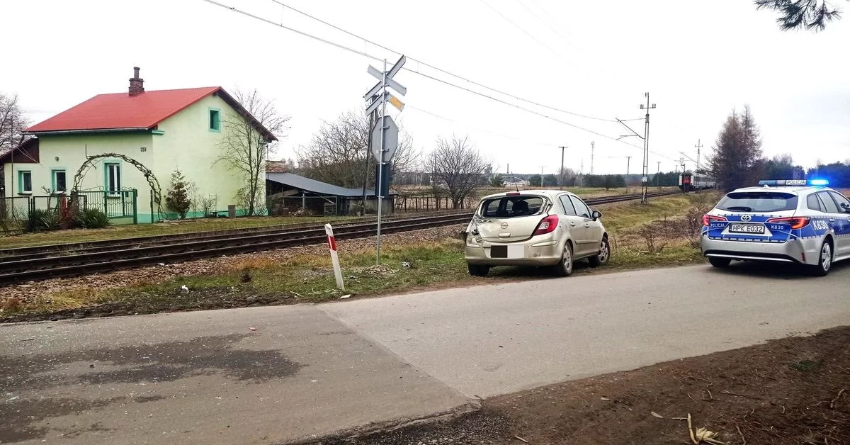 Zignorował znak STOP i wjechał wprost pod nadjeżdżający pociąg. Wypadek z udziałem pociągu w regionie