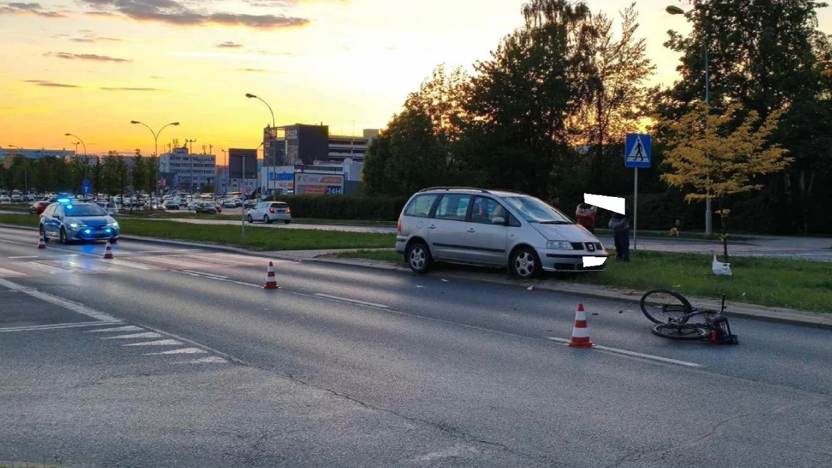 Potrącenie rowerzysty na alei Armii Krajowej w Rzeszowie. Jeden pas zablokowany [ZDJĘCIA]