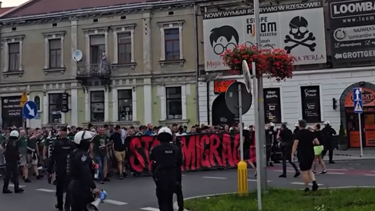„Stop imigracji”, użycie pirotechniki i zwycięstwo Stali Rzeszów. Tak minął piątek w Rzeszowie [ZDJĘCIA] [WIDEO]