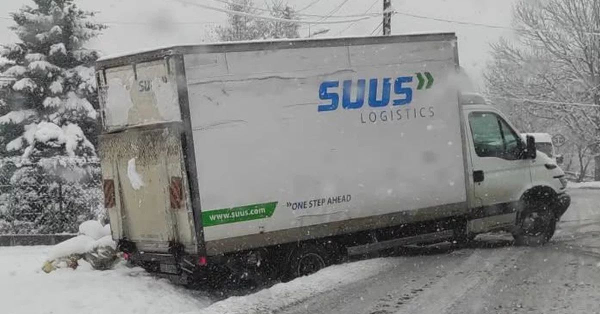 Bardzo śliska nawierzchnia na rzeszowskiej Słocinie. Bus wylądował w rowie