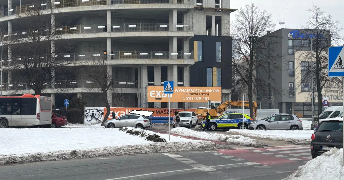 Rzeszów po południu: 69-latka trafiła do szpitala po wypadku na alei Witosa i kolizja przy rondzie Pobitno [ZDJĘCIA]