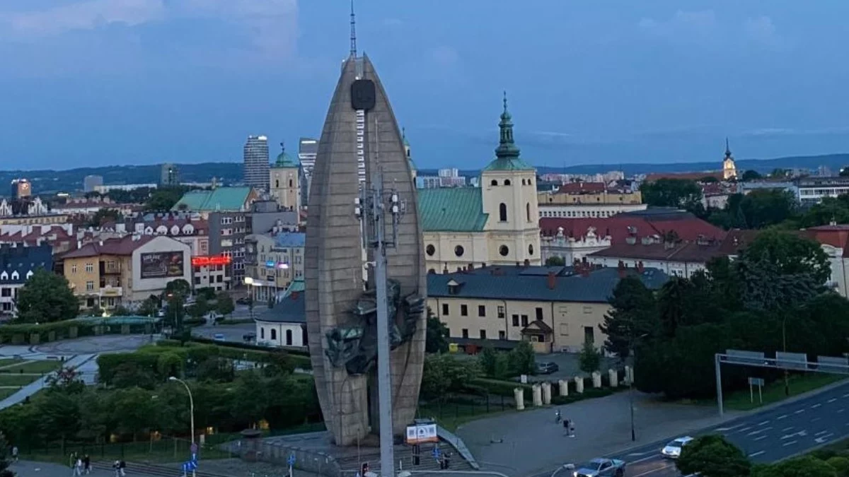 Najsłynniejszy rzeszowski pomnik jeszcze nie zniknie. Rada utrzymała go w rejestrze zabytków