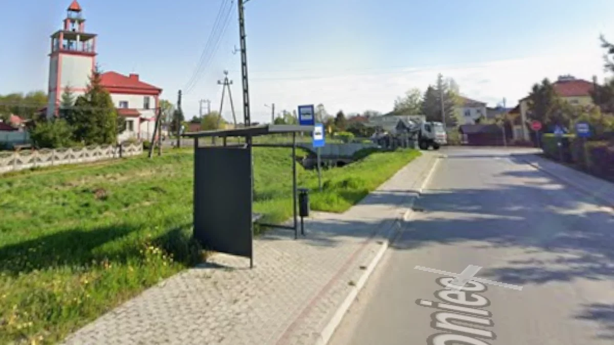 "Obraz pijaków [...] sikających na chodniku". Gmina zabiera głos