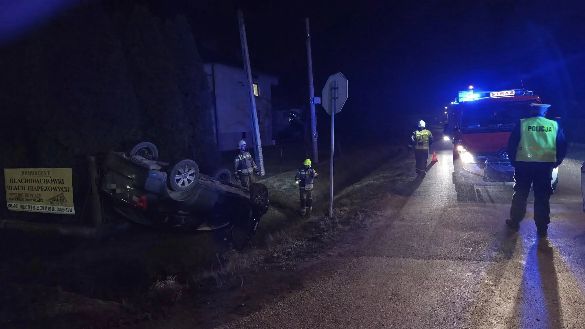 Dachował i wpadł do rowu. "Szklanka" na drodze pokonała kierowców