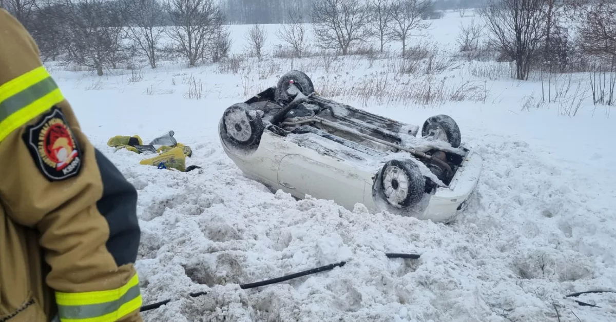 Dachowanie samochodu w Świlczy pod Rzeszowem. Uwaga na drogach - jest naprawdę ślisko [ZDJĘCIA]