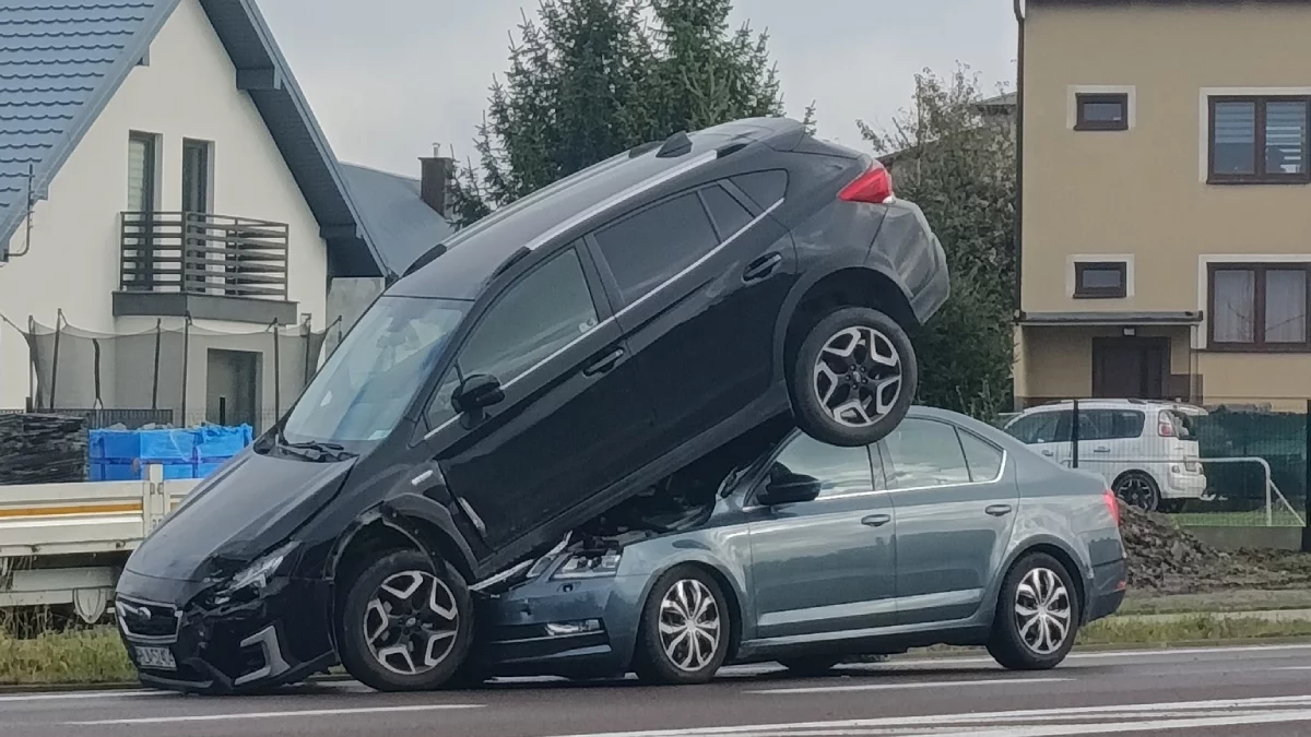 Auto wjechało na... dach drugiego auta? Co wydarzyło się o poranku na DK94 [ZDJĘCIA]
