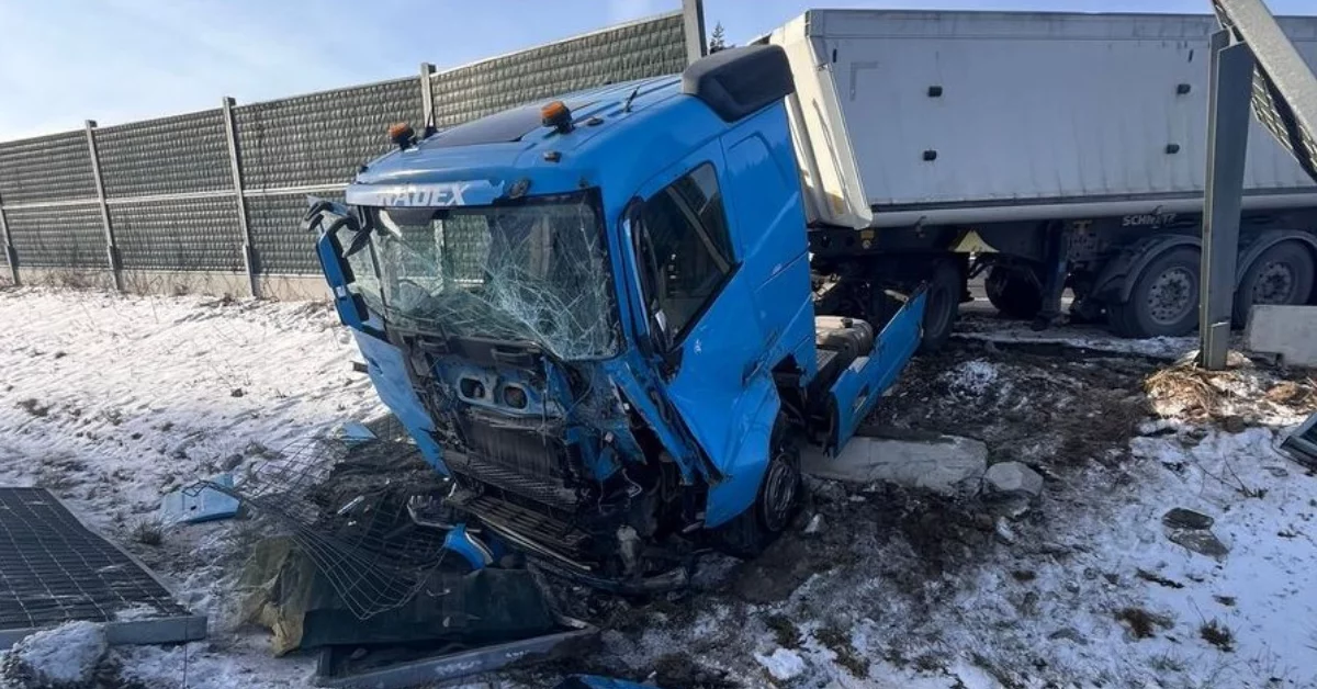 Wypadek na S19: TIR uderzył w bariery i wjechał do rowu [ZDJĘCIA]