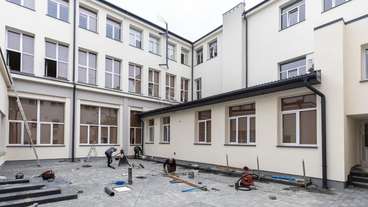 Koniec ze strasznymi i obskurnymi korytarzami. Remont szkoły w Rzeszowie dobiega końca – znamy termin zakończenia prac [ZDJĘCIA]