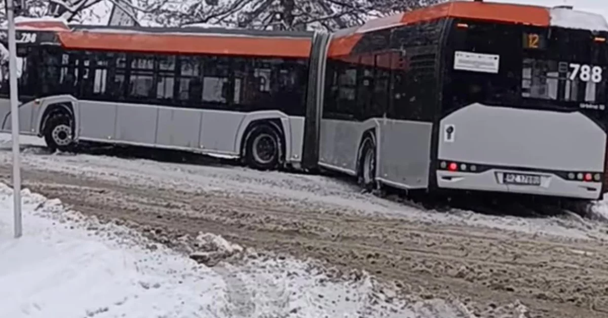 Autobus zakopał się na Budziwoju w Rzeszowie. MPK uruchamia rezerwowe pojazdy i zmienia trasy