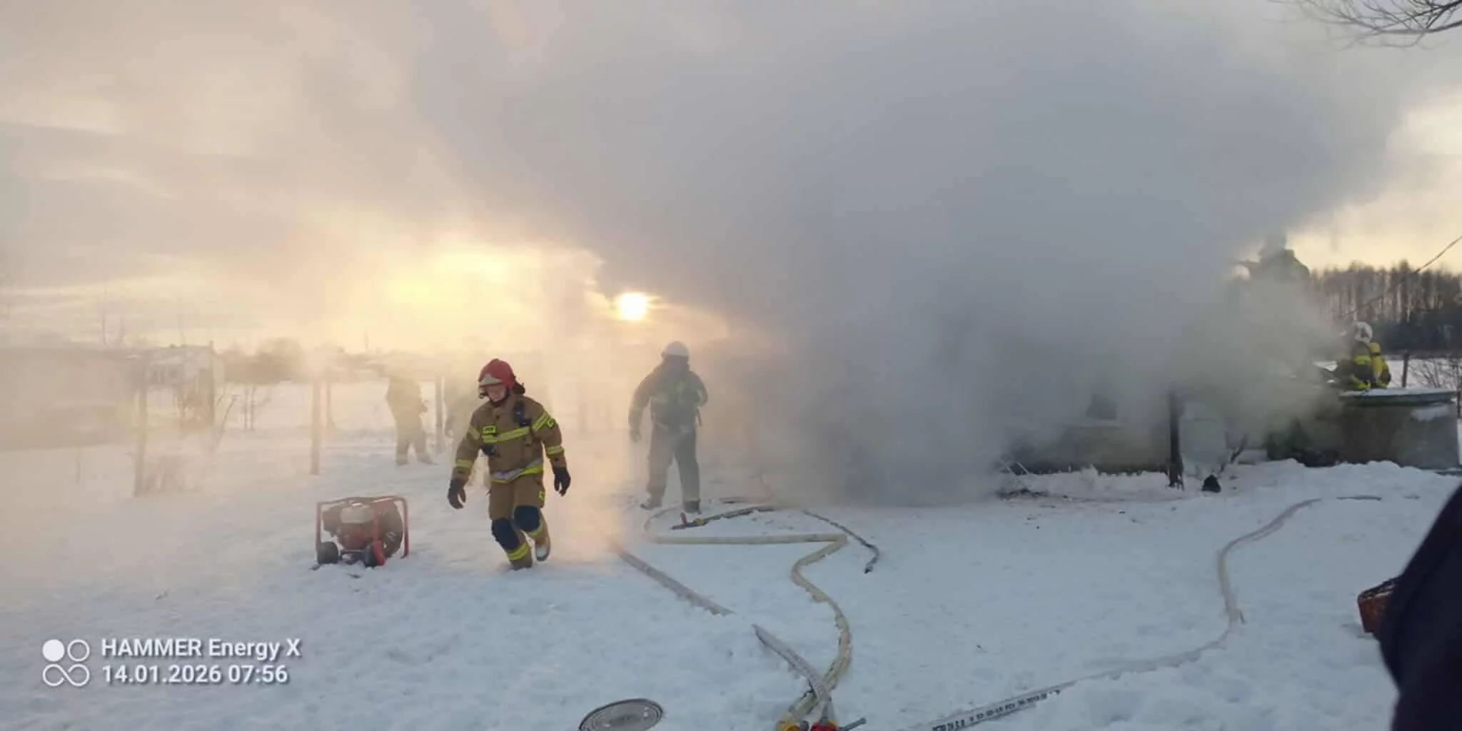 Dom stanął w płomieniach. Strażacy pracowali w ogromnym zadymieniu