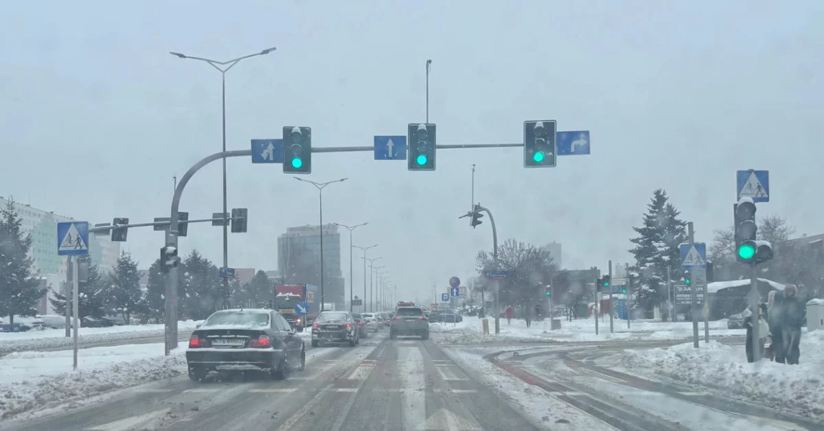 Intensywne opady śniegu w Rzeszowie i utrudnienia na alei Rejtana [ZDJĘCIA]