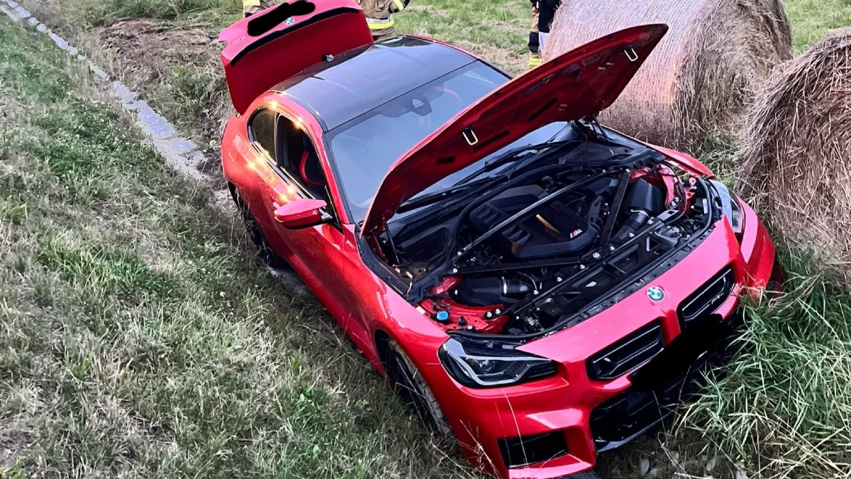 Wypadek w regionie. BMW wylądowało w rowie [ZDJĘCIA]