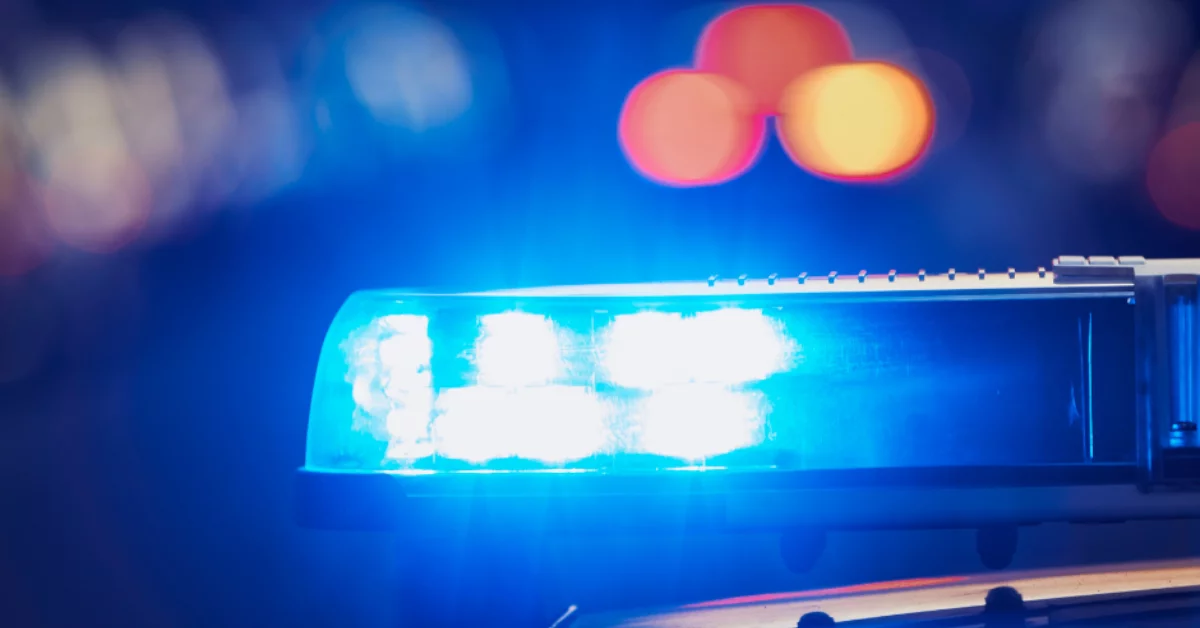 24-latek stracił panowanie nad swoim BMW i wjechał do rowu. Dwie osoby trafiły do szpitala