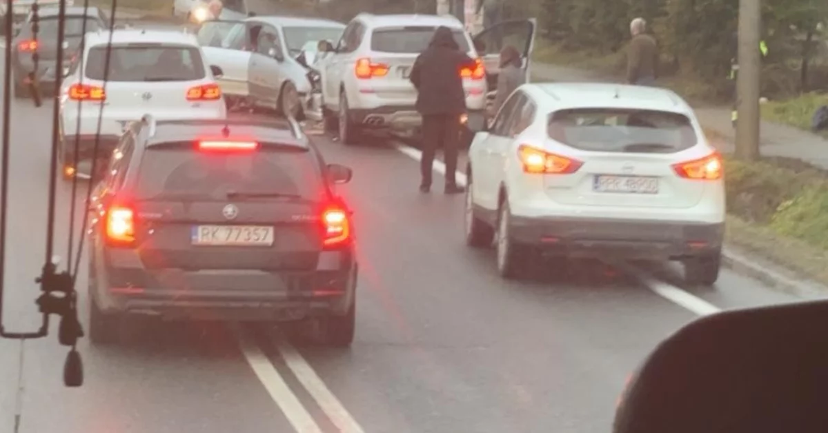 Czołowe zdarzenie na DK19. Droga jest całkowicie zablokowana w obu kierunkach [ZDJĘCIA]