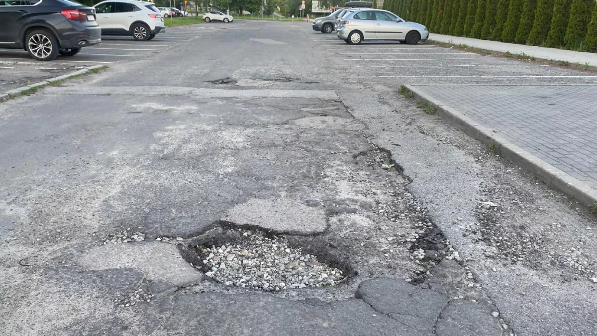 Uważajcie – na tym parkingu łatwo wpaść w dziurę. Zniszczona nawierzchnia na parkingu przy ulicy Zenitowej w Rzeszowie [ZDJĘCIA]