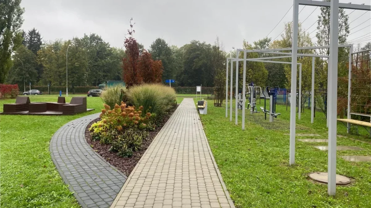 "Piją, ćpają i Bóg jeden wie co jeszcze". Co się dzieje w parku Bielefeld w Rzeszowie? [ZDJĘCIA]